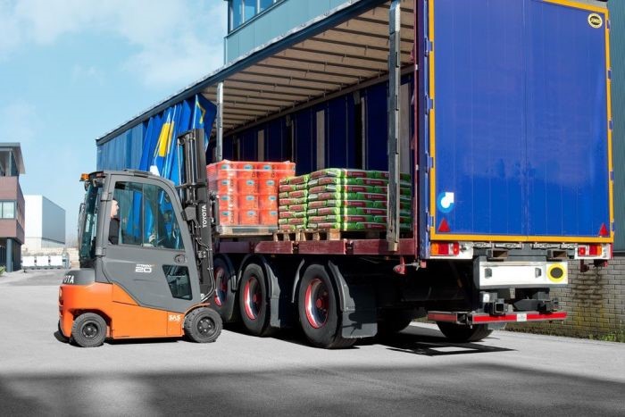 Elektryczny wózek widłowy Toyota 8FBE podczas załadunku towarów do ciężarówki