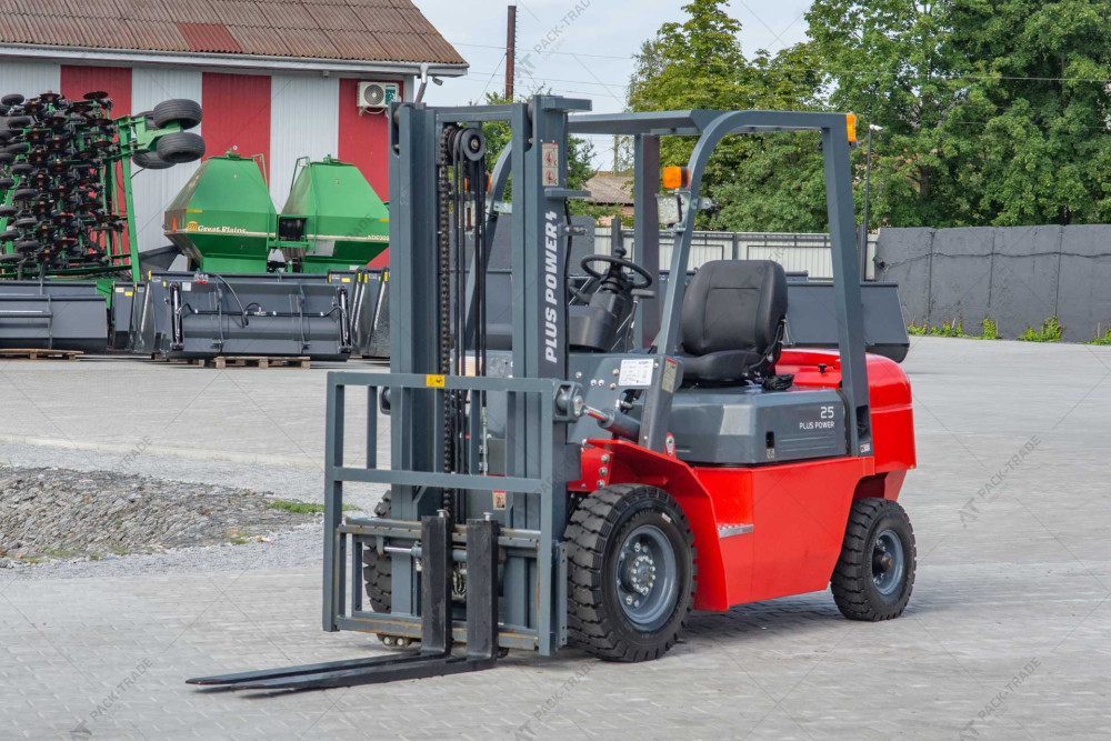 Wózek widłowy diesel PLUS POWER 2.5t na placu załadunkowym – sprzęt magazynowy do pracy na zewnątrz